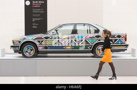 Londres, Royaume-Uni. 26 octobre 2016. Sur la photo : BMW Art Car Numéro 12, 1991, modèle 525i pour la BMW Voiture Art Project, par Esther Mahlangu. L'Afrique du Sud de l'exposition : l'art d'une nation s'ouvre au Musée Britannique et s'étend du 27 octobre 2016 au 26 février 2017. C'est la première grande exposition sur le Royaume-uni pour explorer l'art de l'Afrique du Sud 100 000 ans d'histoire à travers, archéologique et historique d'art contemporain. Banque D'Images