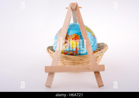 Petit modèle globe mis sur trépied sur un fond blanc Banque D'Images