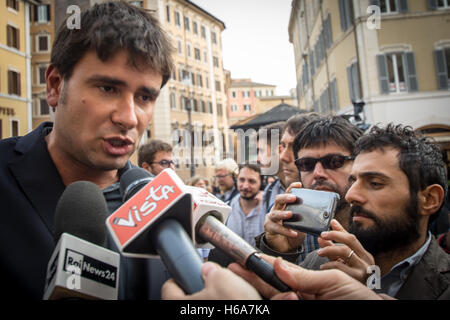 Rome, Italie. 25 octobre, 2016. Italie Rome 25 octobre 2016, manifestation du mouvement 5 étoiles (m5s) pour appuyer le projet de loi pour réduire de moitié les salaires des parlementaires. *** *** Local Caption Italie Rome 25 octobre 2016, manifestation du mouvement 5 étoiles (m5s) pour appuyer le projet de loi pour réduire de moitié les salaires des parlementaires. L'IIn photo Alessandro Di Battista Crédit : Andrea Ronchini/Alamy Live News Banque D'Images