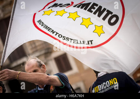 Rome, Italie. 25 octobre, 2016. Italie Rome 25 octobre 2016, manifestation du mouvement 5 étoiles (m5s) pour appuyer le projet de loi pour réduire de moitié les salaires des parlementaires. *** *** Local Caption Italie Rome 25 octobre 2016, manifestation du mouvement 5 étoiles (m5s) pour appuyer le projet de loi pour réduire de moitié les salaires des parlementaires. L'IIn photo Drapeaux (m5s) Credit : Andrea Ronchini/Alamy Live News Banque D'Images