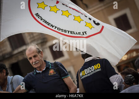 Rome, Italie. 25 octobre, 2016. Italie Rome 25 octobre 2016, manifestation du mouvement 5 étoiles (m5s) pour appuyer le projet de loi pour réduire de moitié les salaires des parlementaires. *** *** Local Caption Italie Rome 25 octobre 2016, manifestation du mouvement 5 étoiles (m5s) pour appuyer le projet de loi pour réduire de moitié les salaires des parlementaires. L'IIn photo Drapeaux (m5s) Credit : Andrea Ronchini/Alamy Live News Banque D'Images