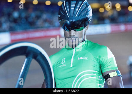 Londres, Royaume-Uni, 25 octobre 2016. Jour 1 de Six Jours pour Londres vu petit nouveau sur le bloc trinidadien Njisane Phillip, prendre la 1ère place dans le sprint. Credit : pmgimaging/Alamy Live News Banque D'Images