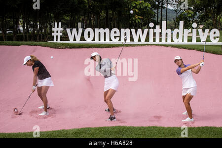 Kuala Lumpur, Malaisie. 25 octobre, 2016. Rencontrez et Saluez le "Les femmes avec Drive' chers à la LPGA Golf Tournament Players Club Kuala Lumpur (TPCKL) de golf. Les joueurs sont (de gauche à droite) Cheyenne Woods (USA), Michelle Wie (USA) et Kelly Tan (MYR). Credit : Danny Chan/Alamy Live News. Banque D'Images