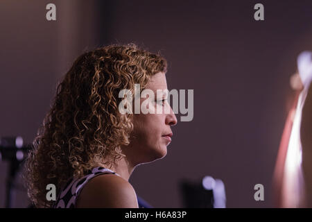 Debbie Wasserman Schultz parler aux médias au Collège Broward, Coconut Creek, FL. 25 octobre 2016 Banque D'Images