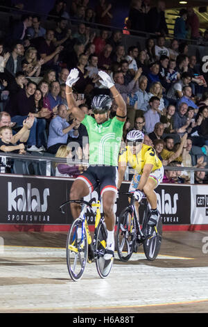 London, UK 25 Octobre, 2016. Trinidadien Njisane Phillip a pris la 1ère place dans la course de keirin. Les cyclistes en compétition dans le premier jour de l'épreuve cycliste de six jours de Londres. Lee Valley Velodrome, Parc Olympique, Londres, Royaume-Uni. Copyright Carol Moir/Alamy Live News. Banque D'Images