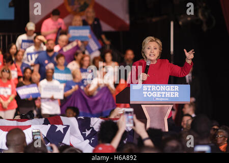 Candidat à l'élection présidentielle, Hillary Clinton, s'adressant à ses partisans à-0779 College, Coconut Creek, FL. 25 octobre 2016 Banque D'Images