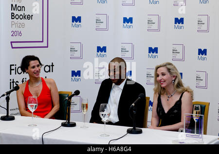 Londres, Royaume-Uni. 25 octobre, 2016. Paul Beatty, premier auteur de gagner le Man Booker Prize 2016 pour son roman le bradage à la cérémonie de remise des prix littéraires avec Directeur de la Booker Prize Foundation (L) et président des juges Amanda Foreman (R) La Guildhall London UK 25 octobre 2016 Credit : Prixpics/Alamy Live News Banque D'Images