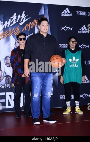 Séoul, Corée. 25 octobre, 2016. HaHa, Jung Jin Woon et San E etc. assister le basket-ball sont rebondir à Séoul, Corée, le 25 octobre, 2016.(La Chine et la Corée, de l'homme) © TopPhoto/Alamy Live News Banque D'Images