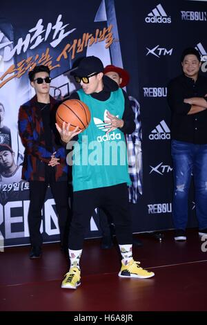 Séoul, Corée. 25 octobre, 2016. HaHa, Jung Jin Woon et San E etc. assister le basket-ball sont rebondir à Séoul, Corée, le 25 octobre, 2016.(La Chine et la Corée, de l'homme) © TopPhoto/Alamy Live News Banque D'Images