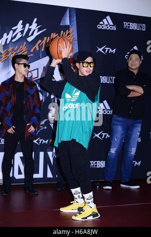 Séoul, Corée. 25 octobre, 2016. HaHa, Jung Jin Woon et San E etc. assister le basket-ball sont rebondir à Séoul, Corée, le 25 octobre, 2016.(La Chine et la Corée, de l'homme) © TopPhoto/Alamy Live News Banque D'Images