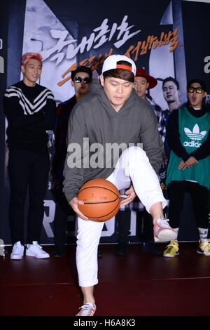 Séoul, Corée. 25 octobre, 2016. HaHa, Jung Jin Woon et San E etc. assister le basket-ball sont rebondir à Séoul, Corée, le 25 octobre, 2016.(La Chine et la Corée, de l'homme) © TopPhoto/Alamy Live News Banque D'Images