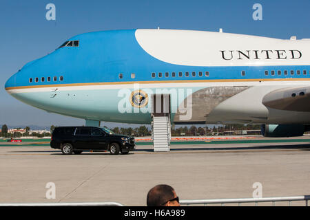 Le président Barack Obama arrive à l'Aéroport International de Los Angeles le 25 octobre 2016 Banque D'Images