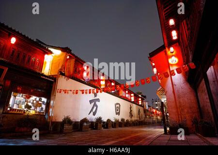 Hangzhou, Hangzhou, Chine. 24 Oct, 2016. Hangzhou, Chine - 24 octobre 2016 : (usage éditorial uniquement. Chine OUT) .vue de la nuit de l'histoire de la rue culturelle Qiaoxi près du pont Gongchen à Hangzhou, capitale de la Chine de l'est la province du Zhejiang, le 24 octobre 2016. Pont Gongchen, est l'emblème et le terminal de l'Hangzhou southmost de section Beijing-Hangzhou Grand Canal. © SIPA Asie/ZUMA/Alamy Fil Live News Banque D'Images