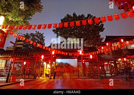 Hangzhou, Hangzhou, Chine. 24 Oct, 2016. Hangzhou, Chine - 24 octobre 2016 : (usage éditorial uniquement. Chine OUT) .vue de la nuit de l'histoire de la rue culturelle Qiaoxi près du pont Gongchen à Hangzhou, capitale de la Chine de l'est la province du Zhejiang, le 24 octobre 2016. Pont Gongchen, est l'emblème et le terminal de l'Hangzhou southmost de section Beijing-Hangzhou Grand Canal. © SIPA Asie/ZUMA/Alamy Fil Live News Banque D'Images