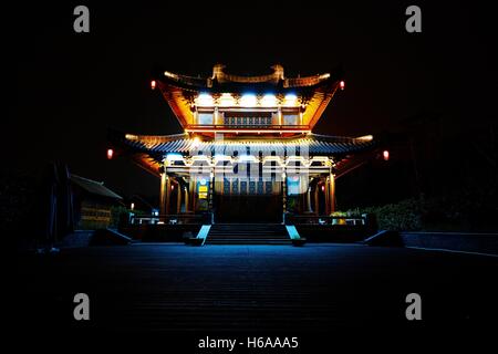 Hangzhou, Hangzhou, Chine. 24 Oct, 2016. Hangzhou, Chine - 24 octobre 2016 : (usage éditorial uniquement. Chine OUT) .vue de la nuit de l'histoire de la rue culturelle Qiaoxi près du pont Gongchen à Hangzhou, capitale de la Chine de l'est la province du Zhejiang, le 24 octobre 2016. Pont Gongchen, est l'emblème et le terminal de l'Hangzhou southmost de section Beijing-Hangzhou Grand Canal. © SIPA Asie/ZUMA/Alamy Fil Live News Banque D'Images