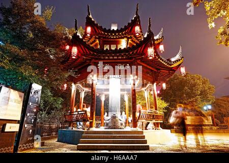 Hangzhou, Hangzhou, Chine. 24 Oct, 2016. Hangzhou, Chine - 24 octobre 2016 : (usage éditorial uniquement. Chine OUT) .Vue de nuit Pont Gongchen à Hangzhou, capitale de la Chine de l'est la province du Zhejiang, le 24 octobre 2016. Pont Gongchen, est l'emblème et le terminal de l'Hangzhou southmost de section Beijing-Hangzhou Grand Canal. © SIPA Asie/ZUMA/Alamy Fil Live News Banque D'Images