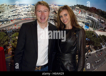 Monte Carlo, Monaco. 25 octobre, 2016. Monaco, 25 Octobre 2016 : Monaco World Sports Prix Légendes avec Champion de F1 Mika Hakkinen et petite amie Marketa Kromatova | Conditions de crédit dans le monde entier : dpa/Alamy Live News Banque D'Images