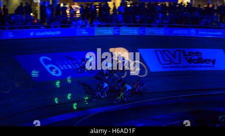 Lee Valley VeloPark, Londres, Royaume-Uni. 25 octobre, 2016. Premier jour de Six Jours pour Londres. Un spectacle de lumière laser dans l'entracte au cours de la première journée de la compétition cycliste de six jours centrée autour de la Madison. Ce sera le dernier événement que Wiggins participe à au Royaume-Uni. Credit : Clive Jones/Alamy Live News Banque D'Images