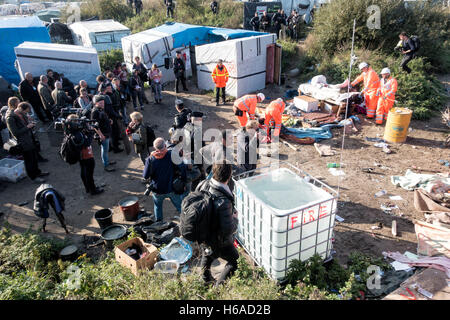 Calais, France. 25 octobre, 2016. Démolition de la première tandis que les forces de police de huttes commence la zone sécurisée de tous les côtés à Calais, France, 25 octobre 2016. Photo : Arnulf Stoffel/dpa/Alamy Live News Banque D'Images