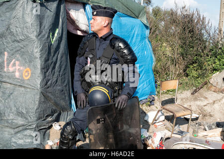 Calais, France. 25 octobre, 2016. Démolition de la première tandis que les forces de police de huttes commence la zone sécurisée de tous les côtés à Calais, France, 25 octobre 2016. Photo : Arnulf Stoffel/dpa/Alamy Live News Banque D'Images