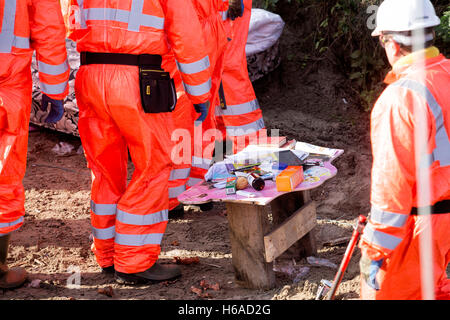 Calais, France. 25 octobre, 2016. Démolition de la première tandis que les forces de police de huttes commence la zone sécurisée de tous les côtés à Calais, France, 25 octobre 2016. Photo : Arnulf Stoffel/dpa/Alamy Live News Banque D'Images