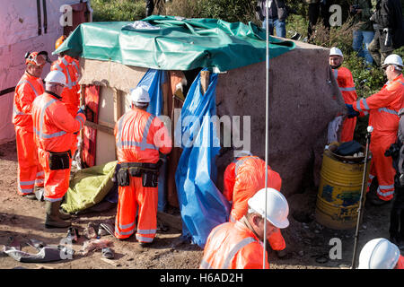 Calais, France. 25 octobre, 2016. Démolition de la première tandis que les forces de police de huttes commence la zone sécurisée de tous les côtés à Calais, France, 25 octobre 2016. Photo : Arnulf Stoffel/dpa/Alamy Live News Banque D'Images