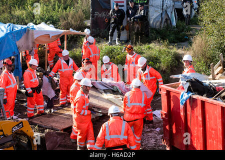 Calais, France. 25 octobre, 2016. Démolition de la première tandis que les forces de police de huttes commence la zone sécurisée de tous les côtés à Calais, France, 25 octobre 2016. Photo : Arnulf Stoffel/dpa/Alamy Live News Banque D'Images