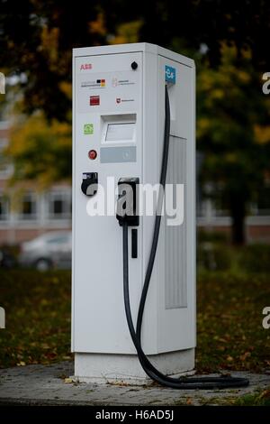 Osterode, Allemagne. 13 Oct, 2016. Station de charge électronique pour les voitures électriques, l'Allemagne, ville d'Osterode, 13. Octobre 2016. Photo : Frank May | utilisée dans le monde entier/dpa/Alamy Live News Banque D'Images