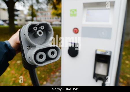 Osterode, Allemagne. 13 Oct, 2016. Station de charge électronique pour les voitures électriques, l'Allemagne, ville d'Osterode, 13. Octobre 2016. Photo : Frank May | utilisée dans le monde entier/dpa/Alamy Live News Banque D'Images