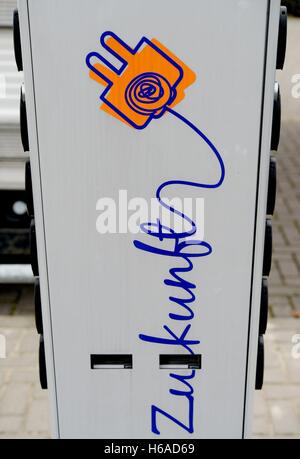 Osterode, Allemagne. 13 Oct, 2016. Station de charge électronique pour les voitures électriques, l'Allemagne, ville d'Osterode, 13. Octobre 2016. Photo : Frank May | utilisée dans le monde entier/dpa/Alamy Live News Banque D'Images