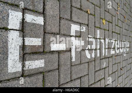 Osterode, Allemagne. 13 Oct, 2016. Station de charge électronique pour les voitures électriques, l'Allemagne, ville d'Osterode, 13. Octobre 2016. Photo : Frank May | utilisée dans le monde entier/dpa/Alamy Live News Banque D'Images