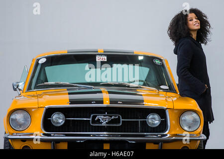 Essen, Allemagne. 26Th Oct, 2016. Le modèle Luisa est à côté d'une Ford Mustang Fastback avec 300 PS à partir de l'année 1967 à une photo appel de l'Essen Motor Show 2016 à Essen, Allemagne, 26 octobre 2016. Du 26 novembre au 4 décembre 2016 le spectacle aura lieu à Essen. Foto : Rolf Vennenbernd/dpa/Alamy Live News Banque D'Images