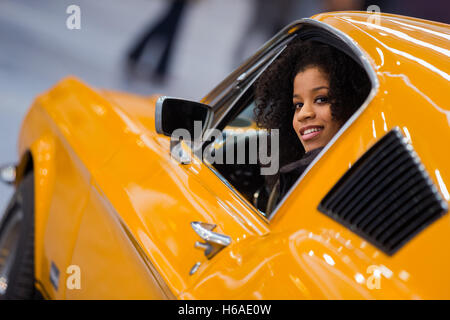 Essen, Allemagne. 26Th Oct, 2016. Le modèle Luisa se trouve dans une Ford Mustang Fastback avec 300 PS à partir de l'année 1967 à une photo appel de l'Essen Motor Show 2016 à Essen, Allemagne, 26 octobre 2016. Du 26 novembre au 4 décembre 2016 le spectacle aura lieu à Essen. Foto : Rolf Vennenbernd/dpa/Alamy Live News Banque D'Images