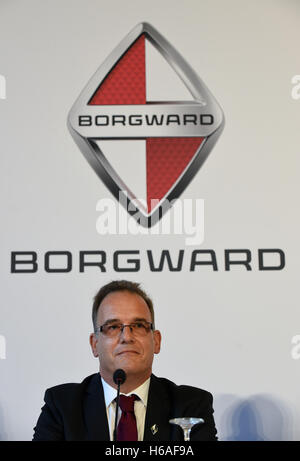 Brême, Allemagne. 26Th Oct, 2016. Christian Borgward, président du conseil de surveillance du Groupe Borgward AG, est assis à l'hôtel de ville au cours d'une conférence de presse à Bremen, Allemagne, 26 octobre 2016. La Borgward Group AG est l'établissement de rapports sur leurs nouvelles mesures en Europe. Photo : CARMEN JASPERSEN/dpa/Alamy Live News Banque D'Images