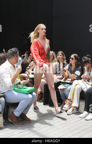 Sao Paulo, Brésil. 26 octobre, 2016. Défilé de la marque de l'eau de coco au cours de São Paulo Fashion Week tenue à N42 Artefact dans São Paulo, SP. Crédit : Foto Arena LTDA/Alamy Live News Banque D'Images