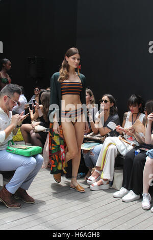 Sao Paulo, Brésil. 26 octobre, 2016. Défilé de la marque de l'eau de coco au cours de São Paulo Fashion Week tenue à N42 Artefact dans São Paulo, SP. Crédit : Foto Arena LTDA/Alamy Live News Banque D'Images