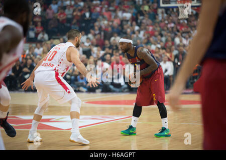 BELGRADE, SERBIE - 26 OCTOBRE : Branko Lazic (R) de stade Crvena Zvezda en action contre Tyrese RIce (L) de Barcelone pendant la Lassa 2016/2017 Turkish Airlines EuroLeague Saison régulière Journée 3 match entre Crvena Zvezda Banque D'Images