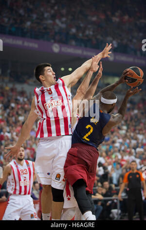 BELGRADE, SERBIE - 26 OCTOBRE : Tyrese Rice (R) de Barcelone en action contre Luka Lassa Mitrovic (L) de stade Crvena Zvezda 2016/2017 durant la saison régulière, Turkish Airlines EuroLeague Journée 3 match entre le stade Crvena Zvezda Belgrade MTS et Lassa Barcelone Kombank Arena le 26 octobre 2016 à Belgrade, Serbie. Banque D'Images