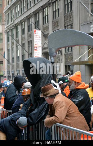 New York, New York, USA. 26Th Oct, 2016. Les travailleurs de la construction qui protestaient devant l'immeuble de la Deutsche Bank sur Wall Street à New York. Crédit : Christopher Penler/Alamy Live News Banque D'Images