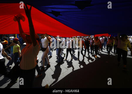 Valencia, Carabobo, Venezuela. 26Th Oct, 2016. 26 octobre, 2016 - Valencia, Carabobo, Venezuela - Octobre 26, 2016 - Valencia, Carabobo, Venezuela - 25 octobre, 2016 - Valencia, Carabobo, Venezuela - l'opposition ont défilé par le rappel au Venezuela. La marche a eu lieu simultanément dans toutes les villes. Les dirigeants de l'opposition annonce de nouvelles actions de rue les prochains jours, y compris une grève générale de 12 heures à l'échelle nationale. À Valence, la foule a pris la route causant le chaos de la circulation dans toute la ville. À Valencia, Venezuela. Photo : Juan Carlos Hernandez/ZUMA/Alamy Fil Live News Banque D'Images