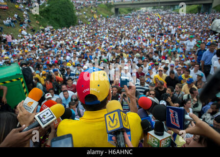 Caracas, Venezuela. 26Th Oct, 2016. Le chef de l'opposition vénézuélienne et Gouverneur de l'Etat de Miranda, Henrique Capriles (C) participe à un rassemblement contre le président du Venezuela, le gouvernement de Nicolas Maduro à Caracas, 26 octobre 2016. Photo : Manaure Quintero/dpa/Alamy Live News Banque D'Images