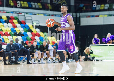 Londres, Royaume-Uni, 26 octobre 2016. Battre les Lions Londres Leeds vigueur 91 vs 65. La Force de Leeds Disraeli Lufadeju (22) cherche un équipier pendant la lecture Crédit : pmgimaging/Alamy Live News Banque D'Images