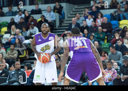 Londres, Royaume-Uni, 26 octobre 2016. Battre les Lions Londres Leeds vigueur 91 vs 65. Lion's London Rashad Hassan (22) recherche un coéquipier alors que la Force de Leeds Clayfell Haris (31) défend. Credit : pmgimaging/Alamy Live News Banque D'Images