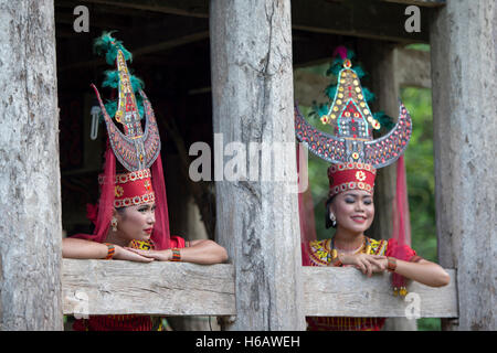 Danseur traditionnel Toraja posent pour l'appareil photo avec des costumes traditionnels. La danse appelée Sanda Oni. Banque D'Images