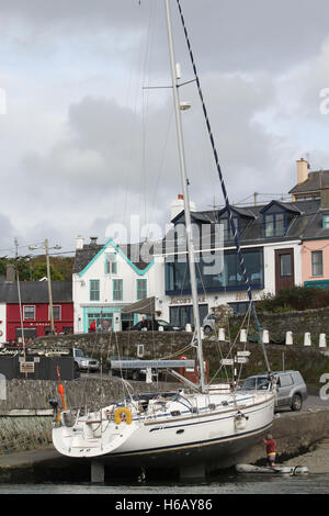 Un yacht à quai au port de Baltimore dans le village de Baltimore, West Cork, Irlande Banque D'Images