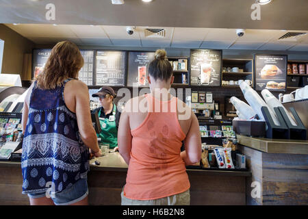 Floride,Sud,Ormond Beach,café Starbucks,intérieur,comptoir,clients,file d'attente,visiteurs voyage touristique touristique touristique site touristique Landm Banque D'Images