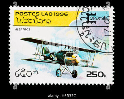 Timbre-poste du Laos dépeignant biplan Albatros. Banque D'Images