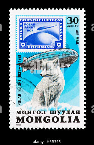 Timbre-poste de la Mongolie illustrant le Graf Zeppelin et de renard polaire, 50-ième anniversaire de son vol polaire. Banque D'Images