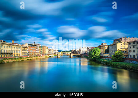 Florence ou Firenze, Santa Trinita et le Vieux Pont sur l'Arno, coucher de soleil paysage avec réflexion. La toscane, italie. Banque D'Images