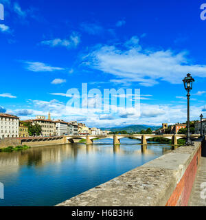 Florence ou Firenze, Ponte alle Grazie Bridge vue sur la rivière Arno, coucher de soleil paysage avec réflexion. La toscane, italie. Longue exp Banque D'Images